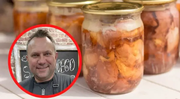 Uśmiechnięty mężczyzna obok słoików z domowym, pysznym mięsem w słoiku babci. Smak dzieciństwa zamknięty w słoiku.