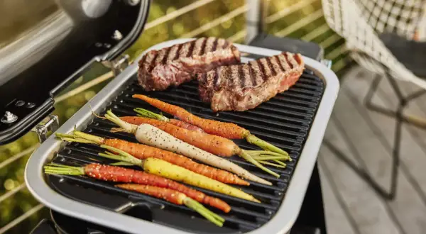 Dwa soczyste steki i kolorowe marchewki na grillu. Idealne na letnie wieczory, zgodnie z naszymi sprawdzonymi przepisami na grilla.