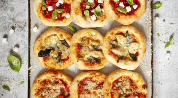 Mini pizze z serem feta i bazylią lub z karczochami i szpinakiem. Idealny przepis na ciasto do pizzy dla małych przysmaków.
