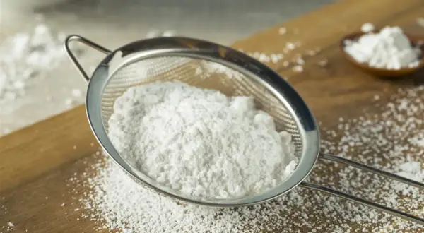 Sito przesiewające cukier puder, idealne do dekoracji ciast. Dowiedz się, jak zrobić cukier puder w domu!