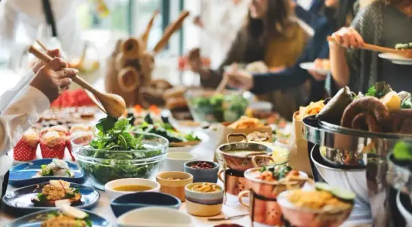 Ile kosztuje catering na 15 osób? Sprawdź ceny i oferty, aby zaoszczędzić