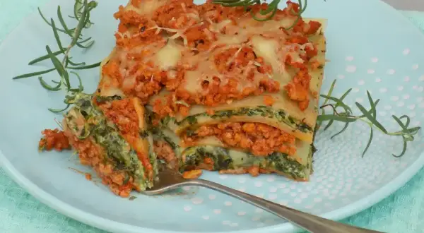 Pyszna lasagne z mięsem mielonym i szpinakiem, idealna na prosty obiad. Aromatyczny rozmaryn dodaje świeżości.