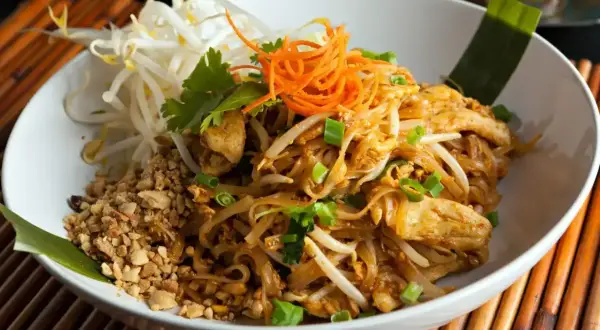 Pad thai co to? Aromatyczny makaron ryżowy z kurczakiem, kiełkami fasoli mung, orzeszkami ziemnymi i szczypiorkiem.