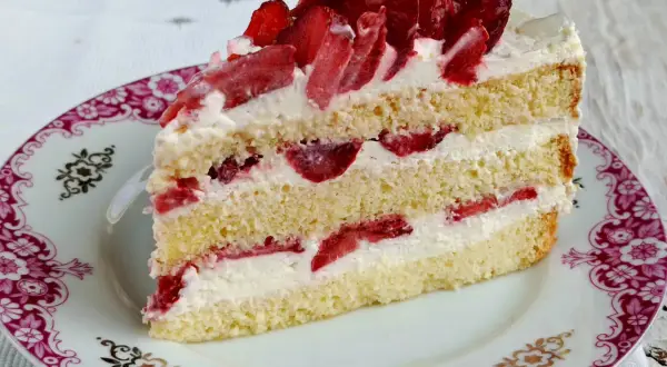 Pyszny biszkopt z serkiem mascarpone i bitą śmietaną, przełożony truskawkami. Idealny deser na każdą okazję.