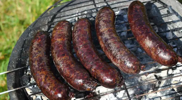 Kaszanki na grillu, pachnące i rumiane. Tradycyjnie z krwi, podrobów i kaszy gryczanej, idealne na letnie wieczory.