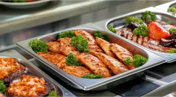 Ile kosztuje catering na komunie? Sprawdź ceny i opcje menu