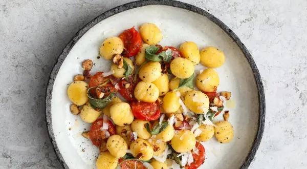 Pyszne gnocchi z pomidorkami, szałwią i orzechami. Idealny gnocchi przepis z czym podawać na obiad.