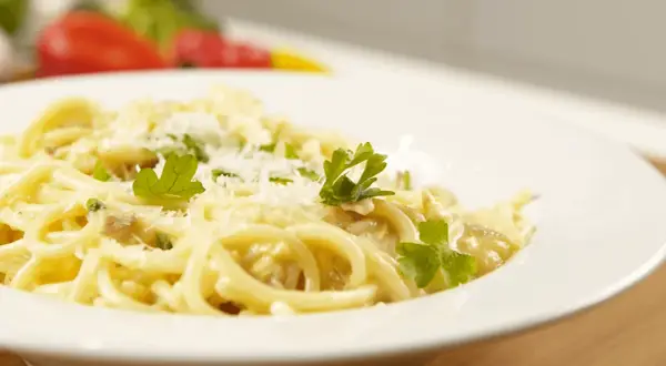 Ile kalorii ma spaghetti carbonara? Zaskakujące wartości kaloryczne