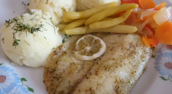 Pyszny morszczuk z piekarnika, podany z puree ziemniaczanym, fasolką i surówką z marchewki.