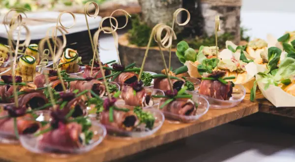 Catering co to? Odkryj tajemnice idealnej obsługi na imprezy
