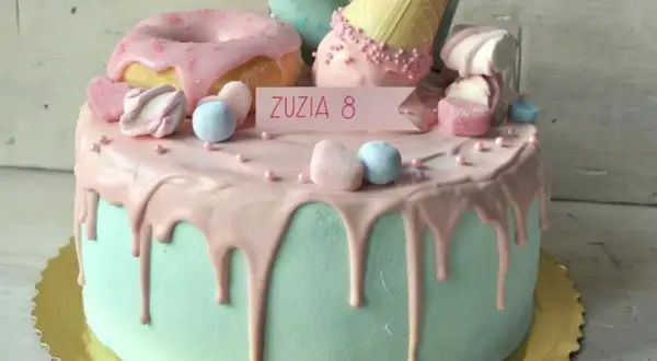 Jak zrobić tort? Ten tort z polewą, piankami, donutami i rożkiem lodowym to marzenie! Idealny na urodziny Zuzi.
