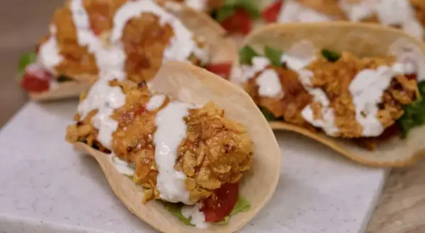Pyszne tacos z kurczakiem w chrupiącej panierce, polane kremowym sosem. Idealne na szybki lunch lub kolację.