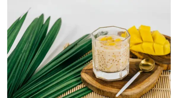 Deser z tapioki z mango. Czy tapioka co to? Małe kuleczki w mlecznym napoju, obok soczyste mango.