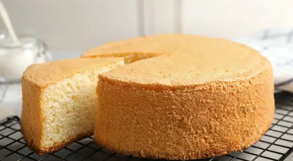 Puszysty biszkopt na dużą blachę, idealny do tortów. Ten przepis na biszkopt jest prosty i zawsze wychodzi!