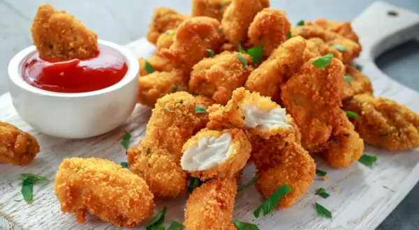 Chrupiące krewetki w panko, idealne do maczania w keczupie.
