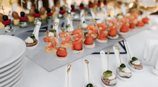 Ile kosztuje catering na 60 osób? Zaskakujące ceny i opcje do wyboru