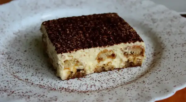 Pyszne tiramisu, czyli zabajone co to za deser? Warstwy biszkoptów nasączonych kawą i kremu, posypane kakao.