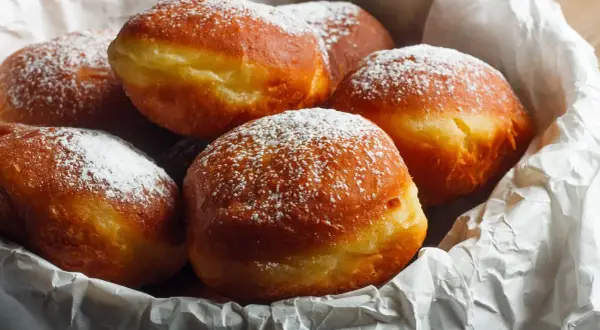 Stary przepis na pączki, które wyglądają jak prosto z babcinej kuchni. Puszyste, złociste, posypane cukrem pudrem.