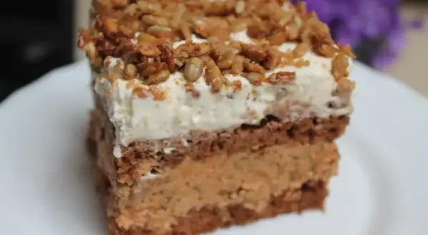 Pyszne ciasto ze słonecznikiem, masą krówkową i mascarpone, posypane chrupiącą kruszonką.