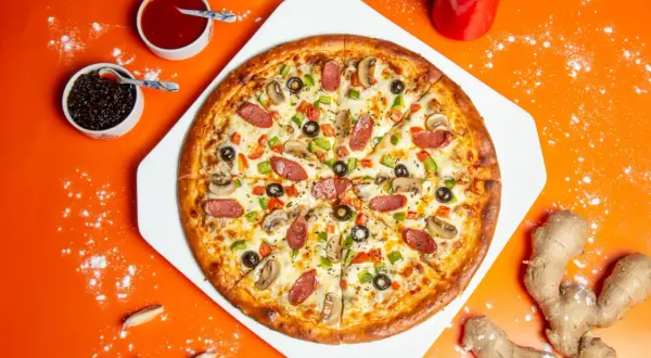 Pyszna pizza z kiełbasą, pieczarkami i papryką. Idealna inspiracja, jak zrobić pizzę w domu!