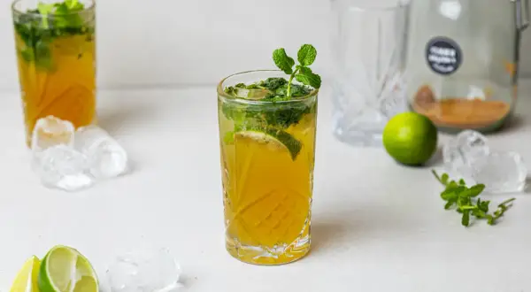 Orzeźwiające, żółte mojito bezalkoholowe z miętą i limonką, podane z lodem. Idealne na upalne dni.