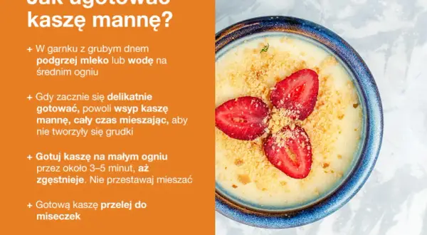 Miseczka kremowej kaszy manny z truskawkami i kruszonką. Przepis na jej przygotowanie jest prosty i szybki.