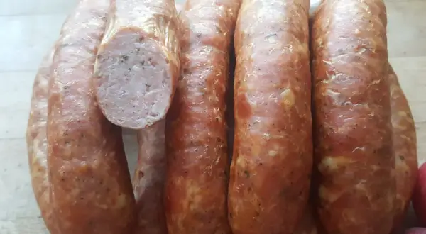 Kiełbasa wędzona parzona – tradycyjny przepis i sposób przygotowania