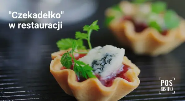 Czekadełko" w restauracji: kruche babeczki z dżemem i serem pleśniowym, idealne jako amuse bouche.