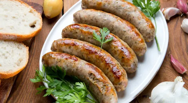 Jak długo piec białą kiełbasę w piekarniku, by uniknąć przesuszenia?