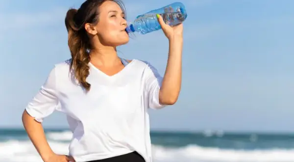 Ile kcal ma woda? Prawda o kaloriach w różnych rodzajach wody