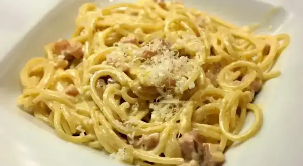 Pyszna carbonara z kawałkami guanciale i startym parmezanem. Idealny ser do carbonary to klucz do sukcesu!