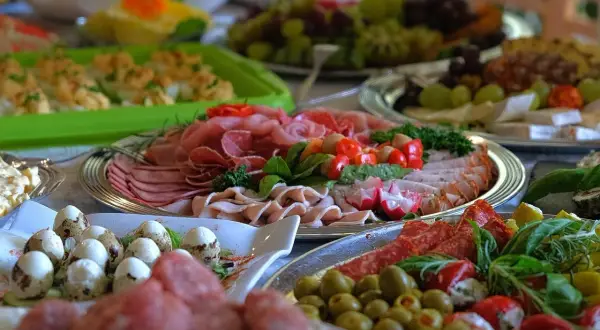 Co na przystawkę przed obiadem? Talerze pełne wędlin, jajek przepiórczych, oliwek i warzyw.