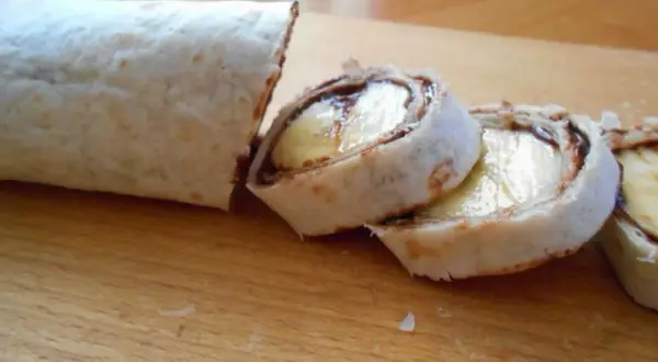 Rolowana tortilla z bananem i czekoladą. Proste przepisy na nadzienie, idealne na szybką przekąskę.
