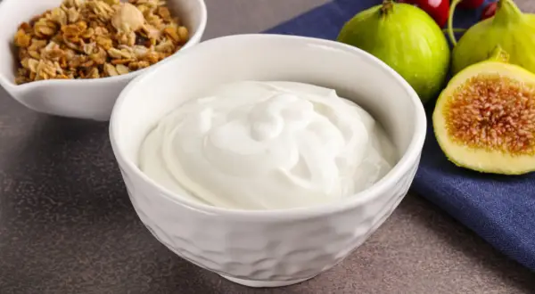 Ile kalorii ma jogurt grecki? Zaskakujące różnice w kaloryczności