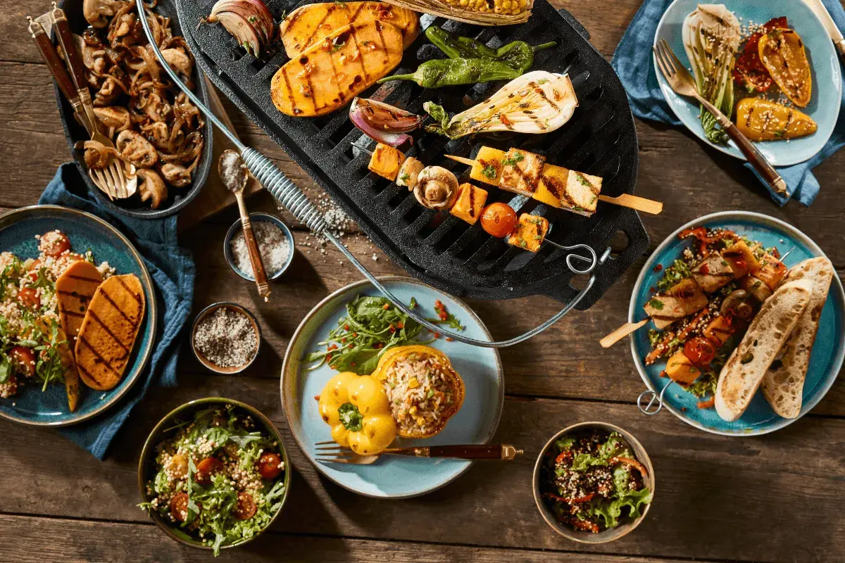 Grillowane warzywa, szaszłyki z tofu i pieczarki – idealne dodatki do grilla.