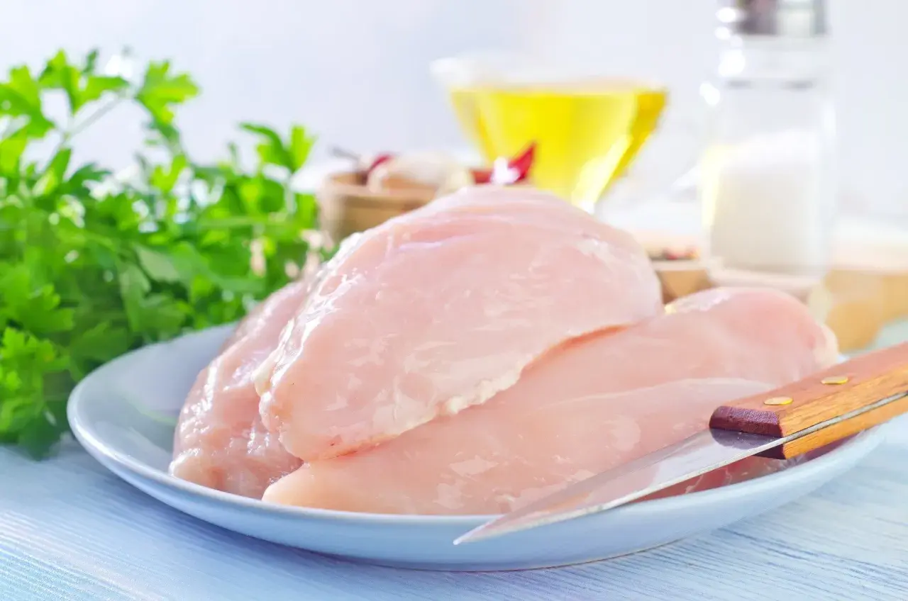 Ile białka znajduje się w 100g piersi z kurczaka? Sprawdź teraz!