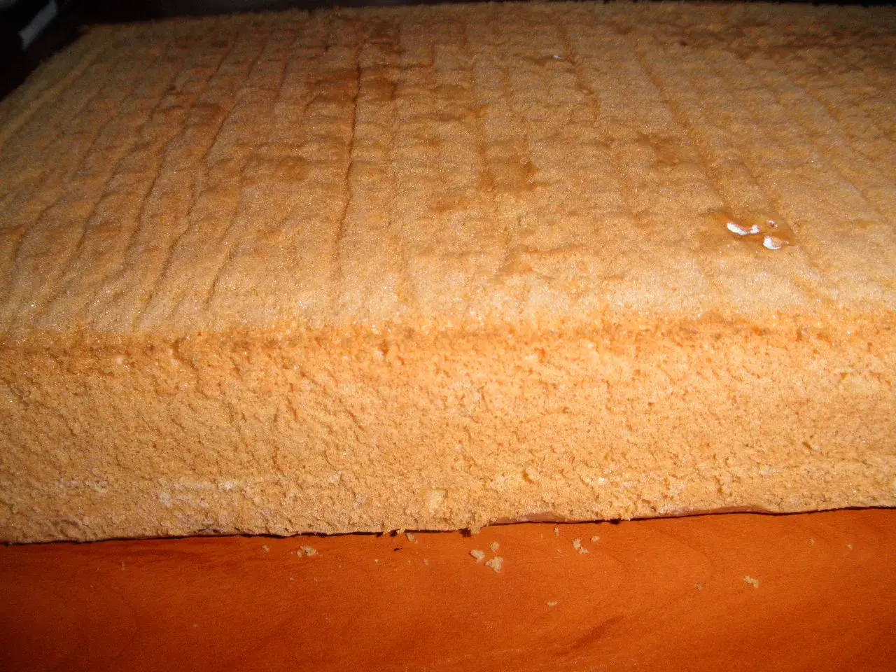Puszysty biszkopt z 6 jaj i mąką ziemniaczaną, idealny do tortów. Ten przepis na biszkopt jest gwarancją sukcesu.