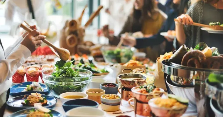 Ile kosztuje catering na 15 osób? Sprawdź ceny i oferty, aby zaoszczędzić