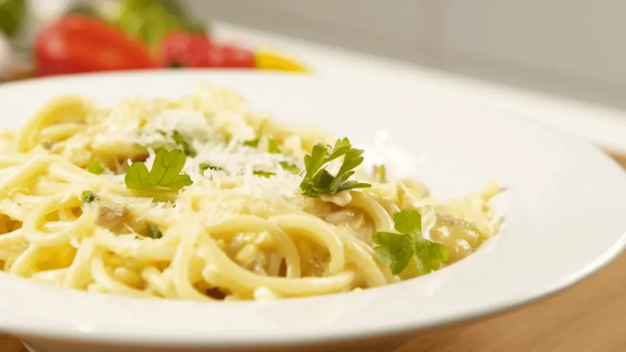 Ile kalorii ma spaghetti carbonara? Zaskakujące wartości kaloryczne