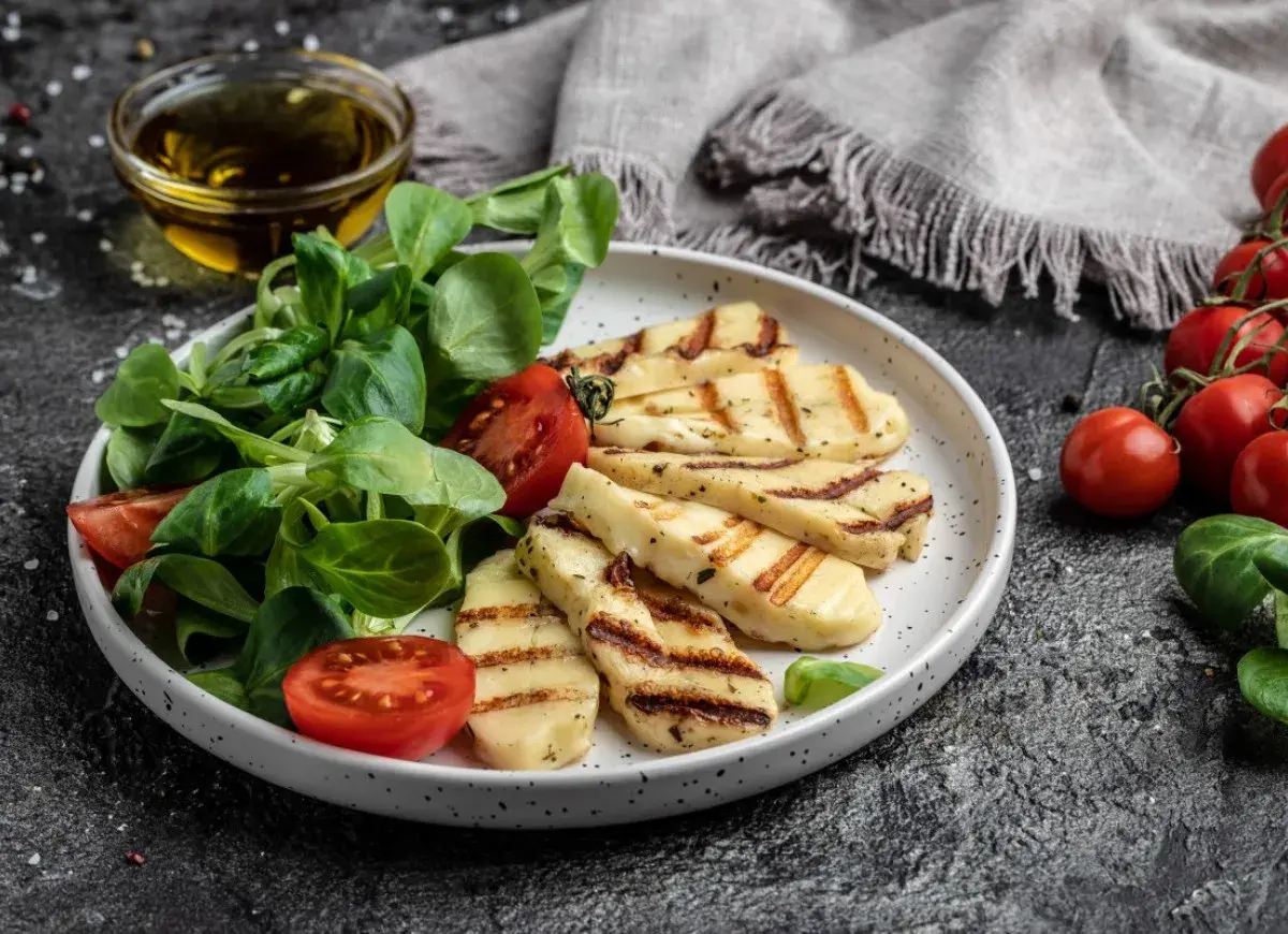 Pyszne halloumi z grilla podane z sałatką i pomidorkami. Idealna propozycja na lekki posiłek.