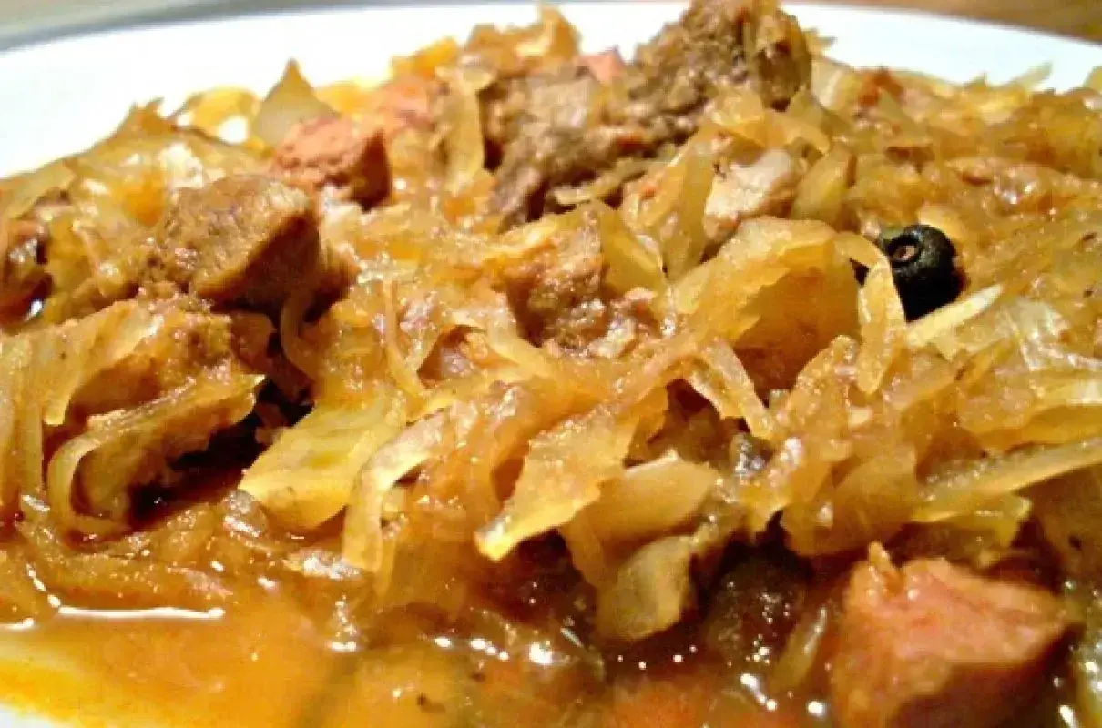 Tradycyjny polski bigos, bogaty w mięso i kapustę, pachnie jak najlepsze przepisy mistrzów.