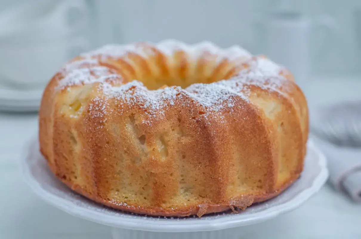 Puszysta babka cytrynowa, bardzo wilgotna, posypana cukrem pudrem. Mniam!