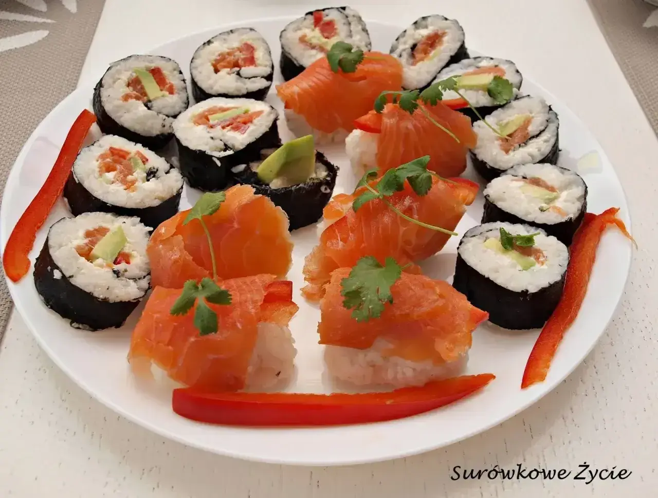 Talerz pełen pysznego sushi z łososiem, awokado i papryką. Idealne na wieczór, gdy masz ochotę na coś pysznego.