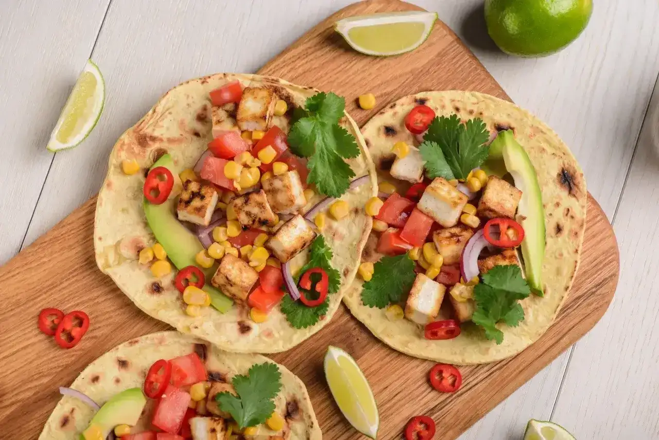 Trzy tortille z grillowanym tofu, kukurydzą, pomidorami, awokado i papryczką chili. Idealny, lekkostrawny obiad.