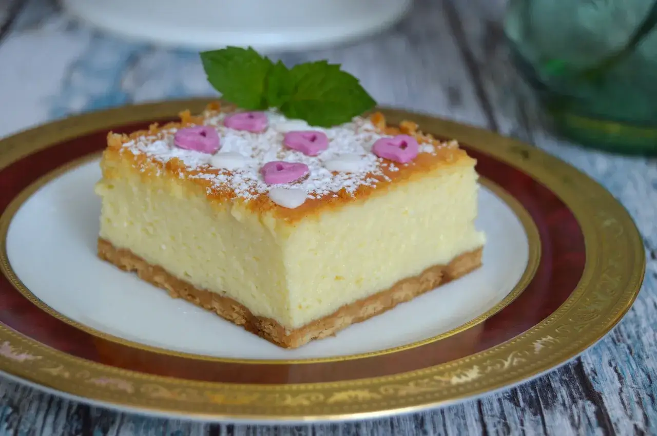 Najdelikatniejszy sernik z mascarpone na zimno, ozdobiony serduszkami i miętą. Idealny deser dla każdego.