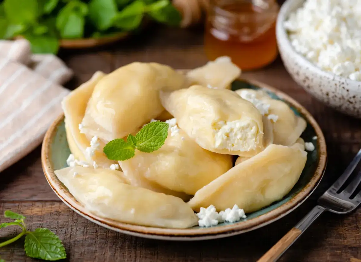 Pyszne pierogi z serem, jak u Magdy Gessler, z miętą i miodem. Idealne na deser lub obiad.