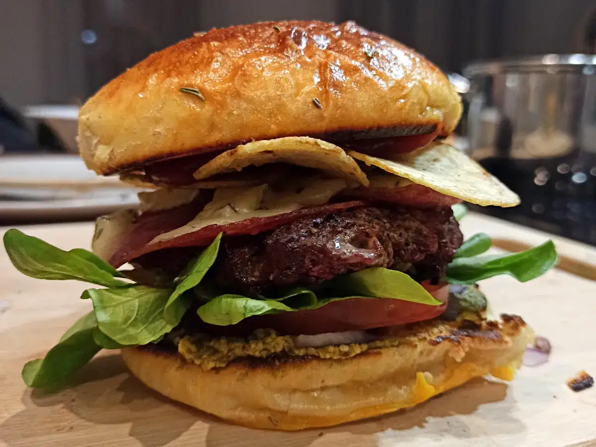 Pyszny, soczysty burger z chrupiącymi chipsami, idealny na obiad. Poznajcie prawdziwe burgery przepis!