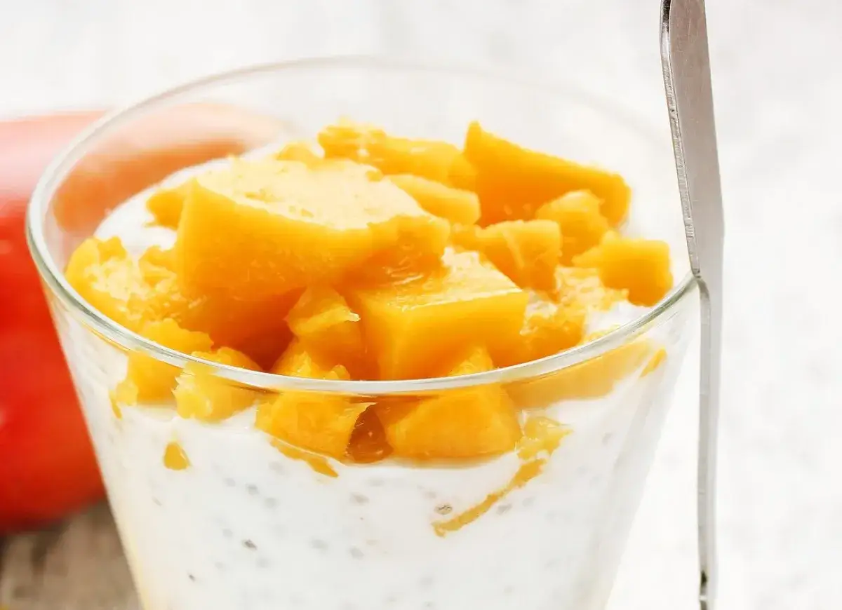 Pyszny kisiel z siemienia lnianego z kawałkami mango w szklance.