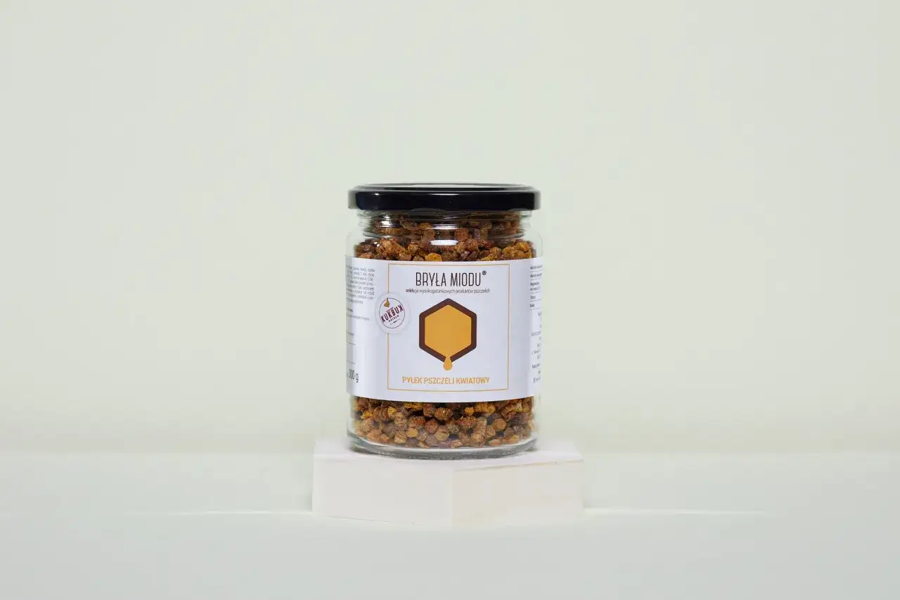 Słoik z pierzgą pszczelą, czyli pyłkiem kwiatowym, który pszczoły przetworzyły. To naturalny produkt pszczeli.