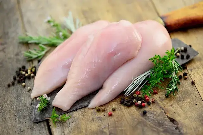 Zdjęcie Ile białka znajduje się w 100g piersi z kurczaka? Sprawdź teraz!